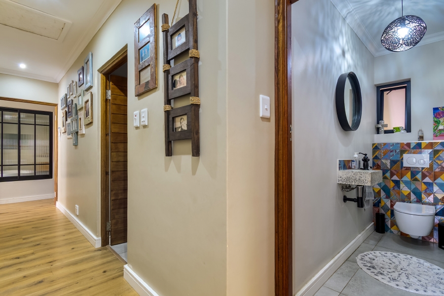 6 Bedroom Property for Sale in Kenridge Heights Western Cape